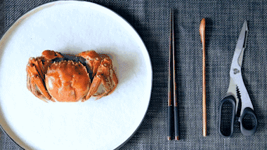 吃蟹是件风雅事，正确的吃蟹方式是这样的，误食有害健康哦